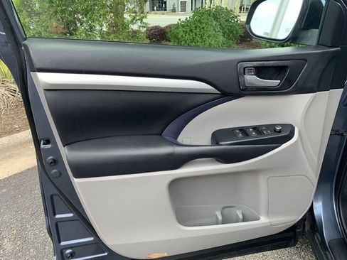 Certified 2019 Toyota Highlander XLE AWD/4WD image 17