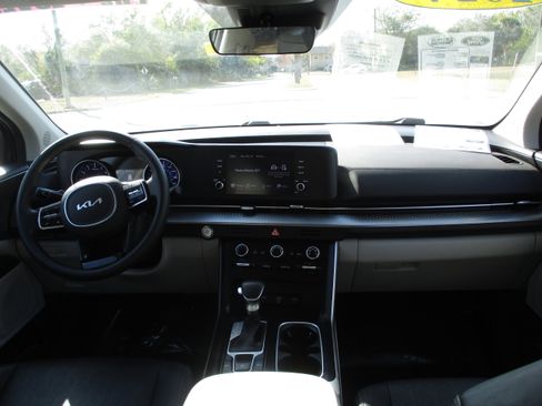 Used 2024 Kia Carnival LX image 16