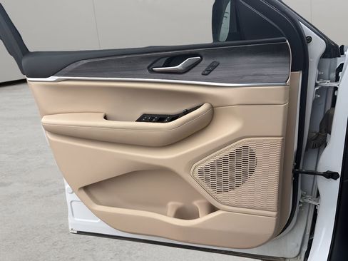 Used 2024 Jeep Grand Cherokee L Limited w/ Black Appearance Package image 13