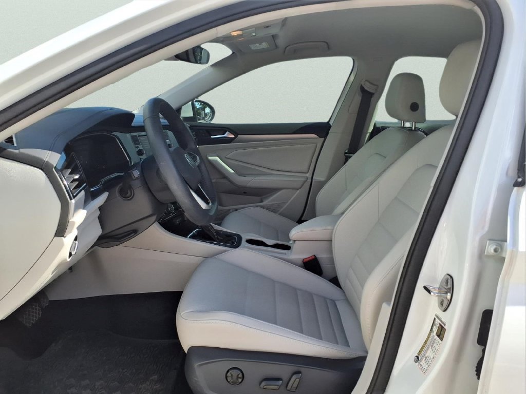 Used 2024 Volkswagen Jetta SE FWD image 9