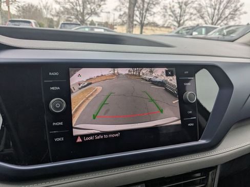 Used 2024 Volkswagen Taos SE image 17