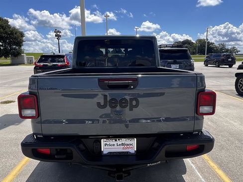 Used 2025 Jeep Gladiator Sport AWD/4WD image 4