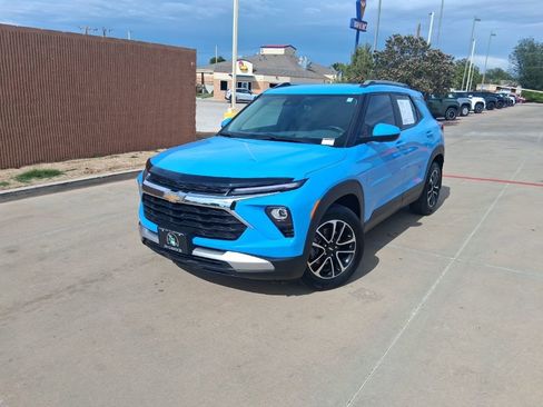 Used 2024 Chevrolet TrailBlazer LT w/ LT Cold Weather Package FWD image 1