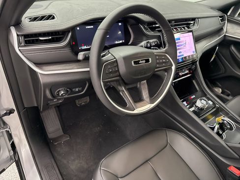 Used 2025 Jeep Grand Cherokee L Limited image 19