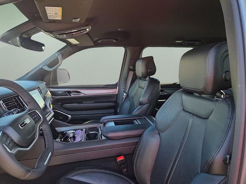 Used 2025 Jeep Wagoneer 4WD image 13