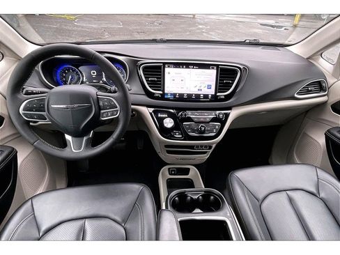 Used 2024 Chrysler Pacifica Touring-L image 15