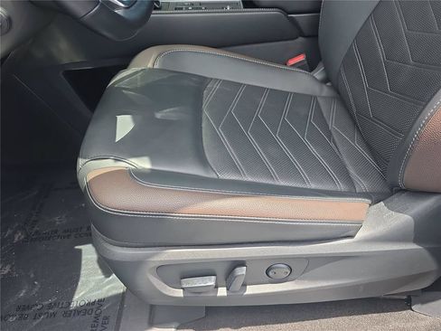 Used 2025 Nissan Pathfinder Platinum FWD image 17