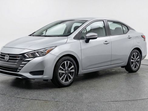 Used 2025 Nissan Versa SV image 3
