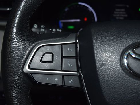 Used 2023 Toyota Sienna XLE image 7