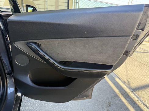 Used 2021 Tesla Model Y Long Range AWD/4WD image 27