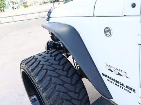 Used 2017 Jeep Wrangler Unlimited Sahara w/ Connectivity Group image 17