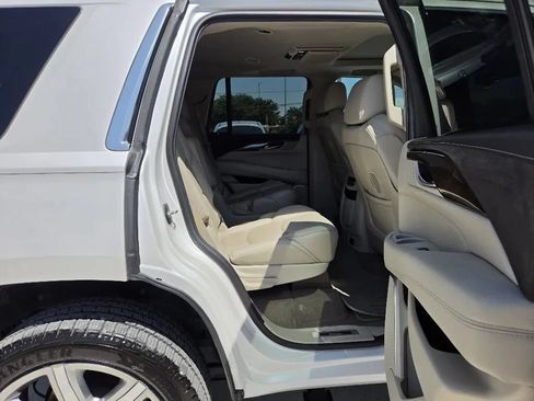 Used 2018 Cadillac Escalade Premium Luxury AWD/4WD image 20