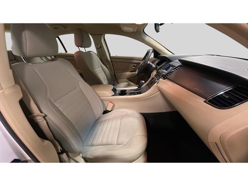Used 2015 Ford Taurus SE image 17