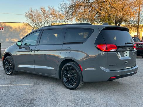 Used 2020 Chrysler Pacifica Touring-L w/ Advanced Safetytec Group image 4