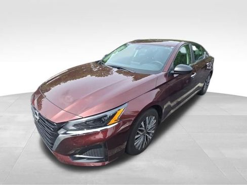 Used 2025 Nissan Altima 2.5 SV FWD image 2