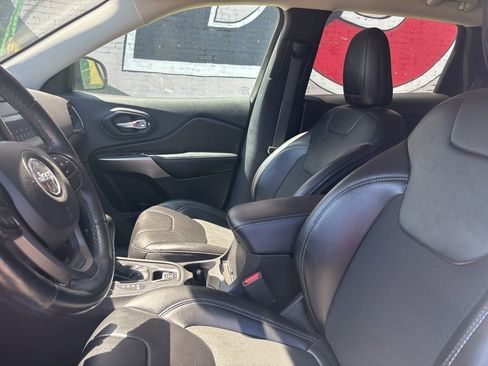 Used 2019 Jeep Cherokee Latitude Plus w/ Cold Weather Group image 11