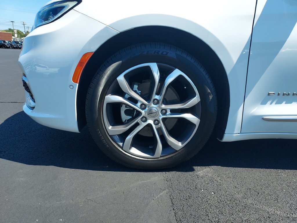Used 2024 Chrysler Pacifica Pinnacle w/ Trailer Tow Group FWD image 10