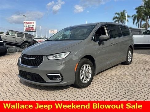 Used 2023 Chrysler Pacifica Touring-L image 2