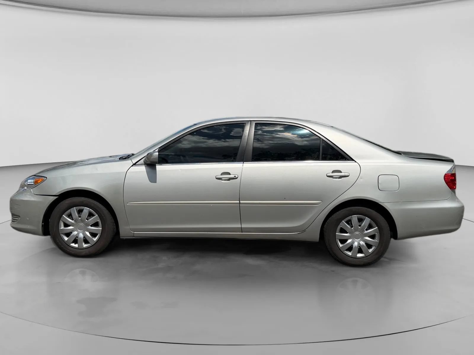 Used 2005 Toyota Camry LE FWD image 2