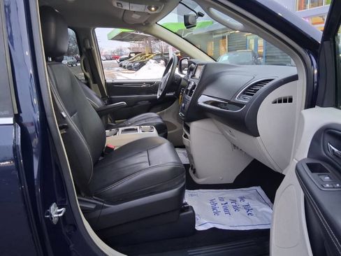 Used 2013 Chrysler Town & Country Touring image 10