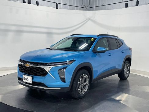 Used 2025 Chevrolet Trax LT FWD image 8