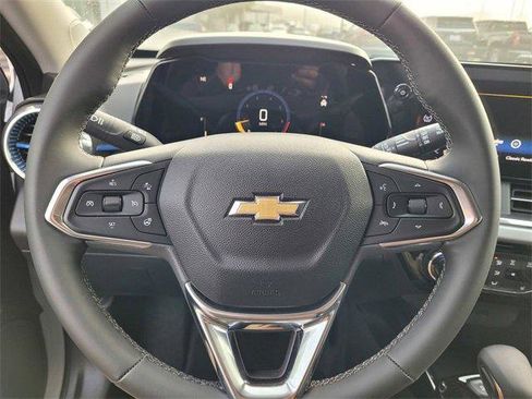 Used 2025 Chevrolet Trax LT w/ Driver Confidence Package image 12