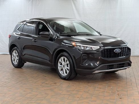 Used 2023 Ford Escape Active w/ Tech Pack #2 FWD image 1