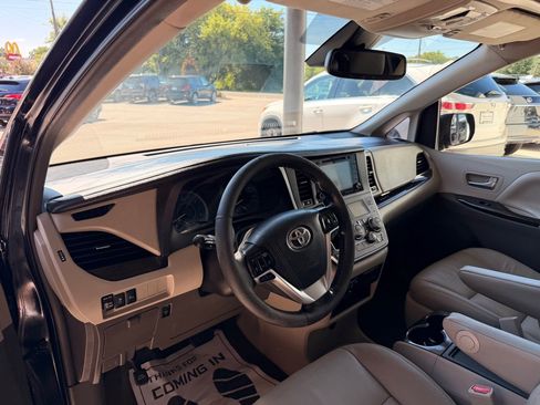 Used 2018 Toyota Sienna XLE w/ XLE Navigation Package FWD image 9