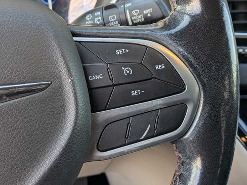 Used 2020 Chrysler Pacifica Touring-L FWD image 23