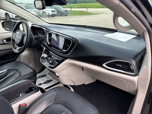 Used 2022 Chrysler Pacifica Touring-L FWD image 26