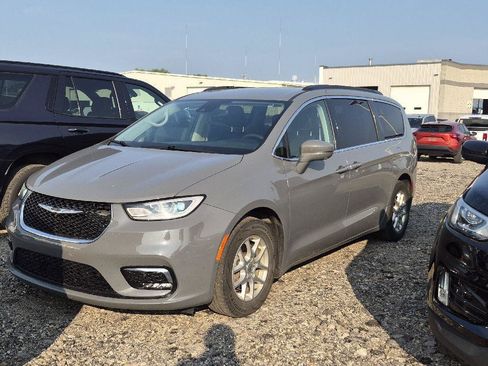 Used 2022 Chrysler Pacifica Touring-L w/ Uconnect Theater Family Group FWD image 1