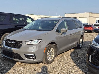 Used 2022 Chrysler Pacifica Touring-L w/ Uconnect Theater Family Group