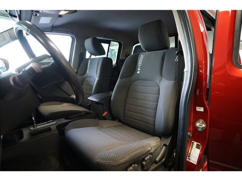 Used 2018 Nissan Frontier PRO-4X image 11