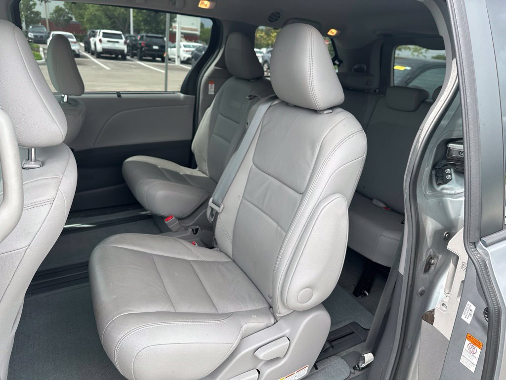 Used 2017 Toyota Sienna XLE w/ XLE Navigation Package FWD image 11