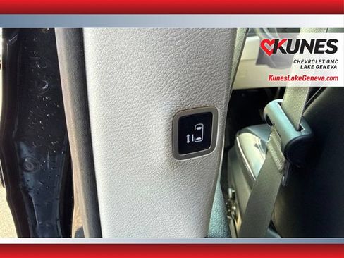 Used 2023 Chrysler Pacifica Touring-L FWD image 16