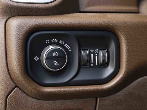 Used 2019 RAM 1500 Laramie AWD/4WD image 40