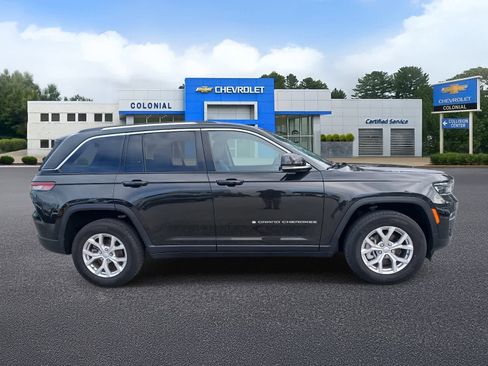 Used 2023 Jeep Grand Cherokee Limited image 3