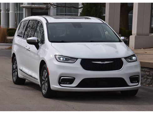 Used 2023 Chrysler Pacifica Limited w/ Uconnect Theater Family Group image 2