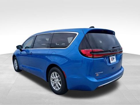 New 2027 Chrysler Pacifica Select FWD image 3