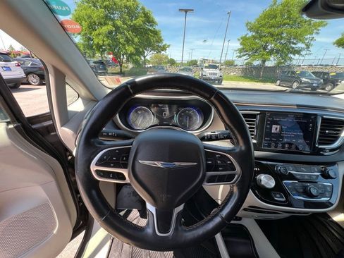 Used 2018 Chrysler Pacifica Touring-L Plus FWD image 43