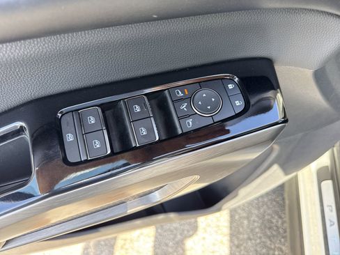 Used 2024 Nissan Pathfinder Platinum image 18