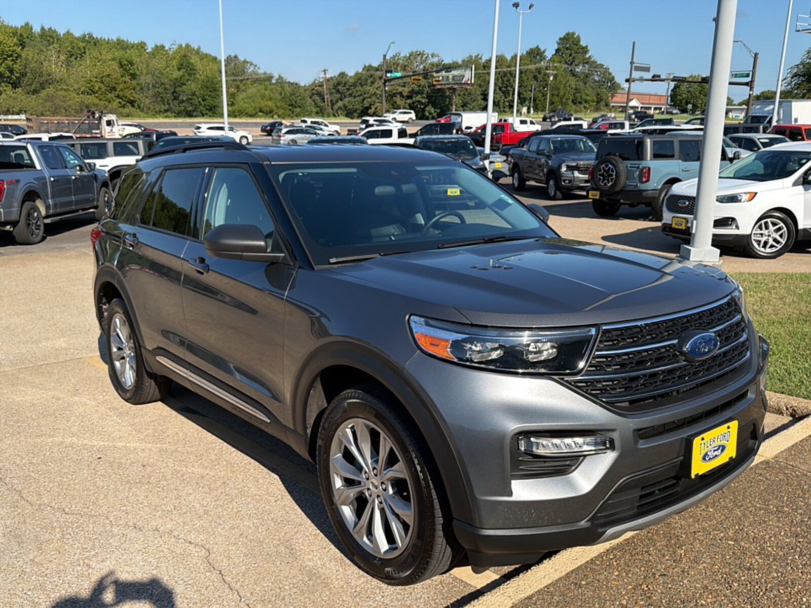 Used 2023 Ford Explorer XLT w/ Equipment Group 202A AWD/4WD image 2