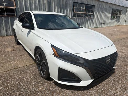 Used 2024 Nissan Altima 2.5 SR w/ SR Premium Package FWD image 2
