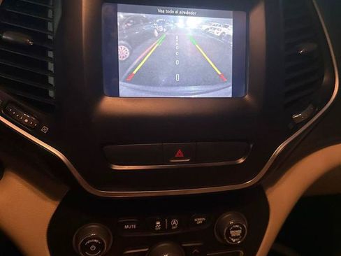 Used 2019 Jeep Cherokee Latitude w/ Popular Appearance Group FWD image 23