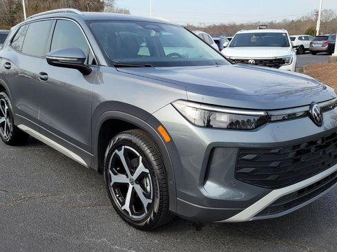 Certified 2025 Volkswagen Tiguan SE image 7