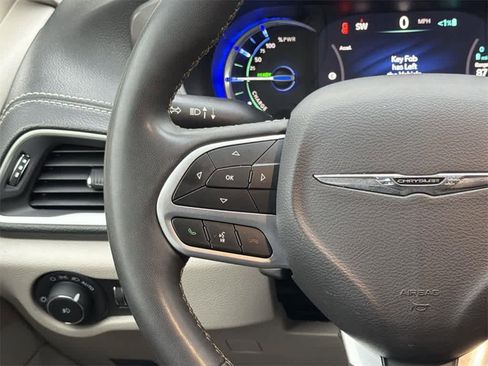 Used 2024 Chrysler Pacifica Select image 13