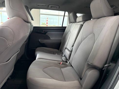 Used 2024 Toyota Highlander LE AWD/4WD image 14