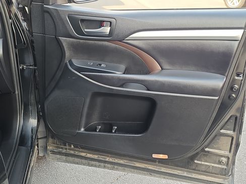 Used 2019 Toyota Highlander XLE AWD/4WD image 28
