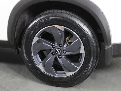 Certified 2024 Nissan Rogue SV FWD image 15