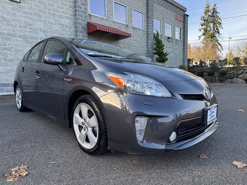 Used 2014 Toyota Prius Five image 2
